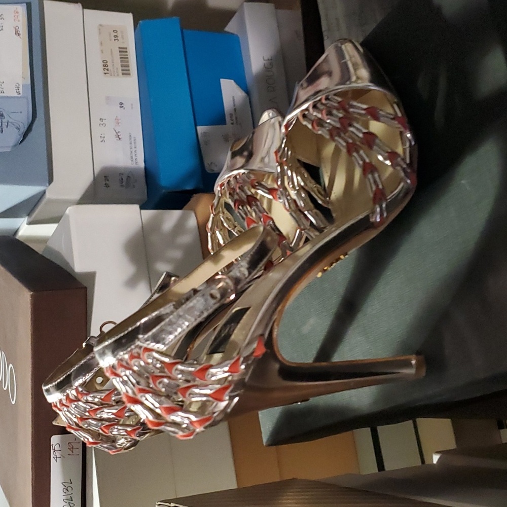 Sz 37 NIB $495 Rodo metallic heels